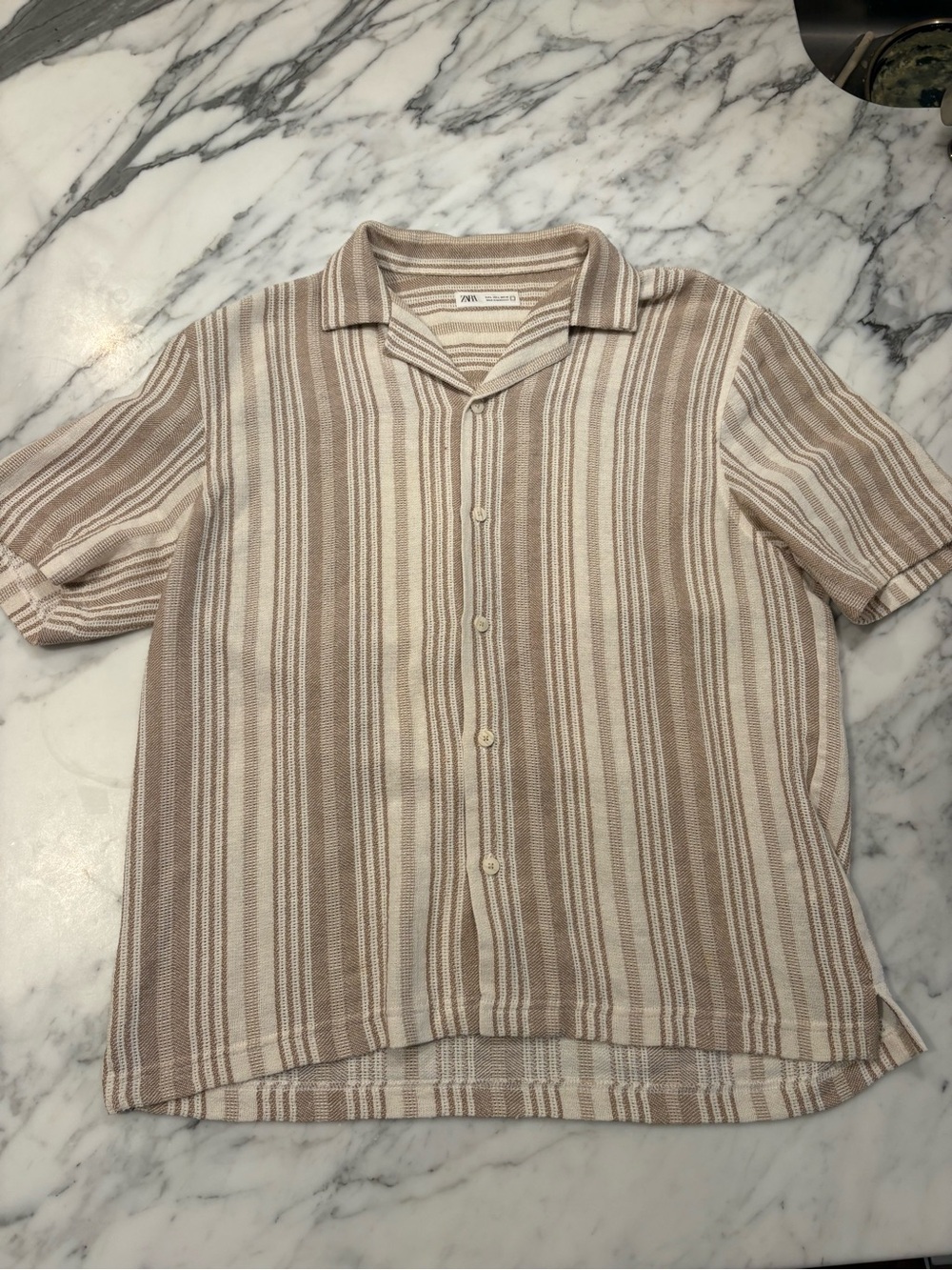 Zara Men’s Short Sleeve Striped Button-Down Shirt in Beige and Cream